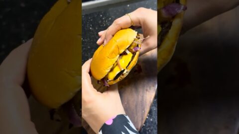 Burger king bhi fail h iske aage#adeebanaaz #youtubeshorts #yshorts #cooking #burgerrecipe #burger